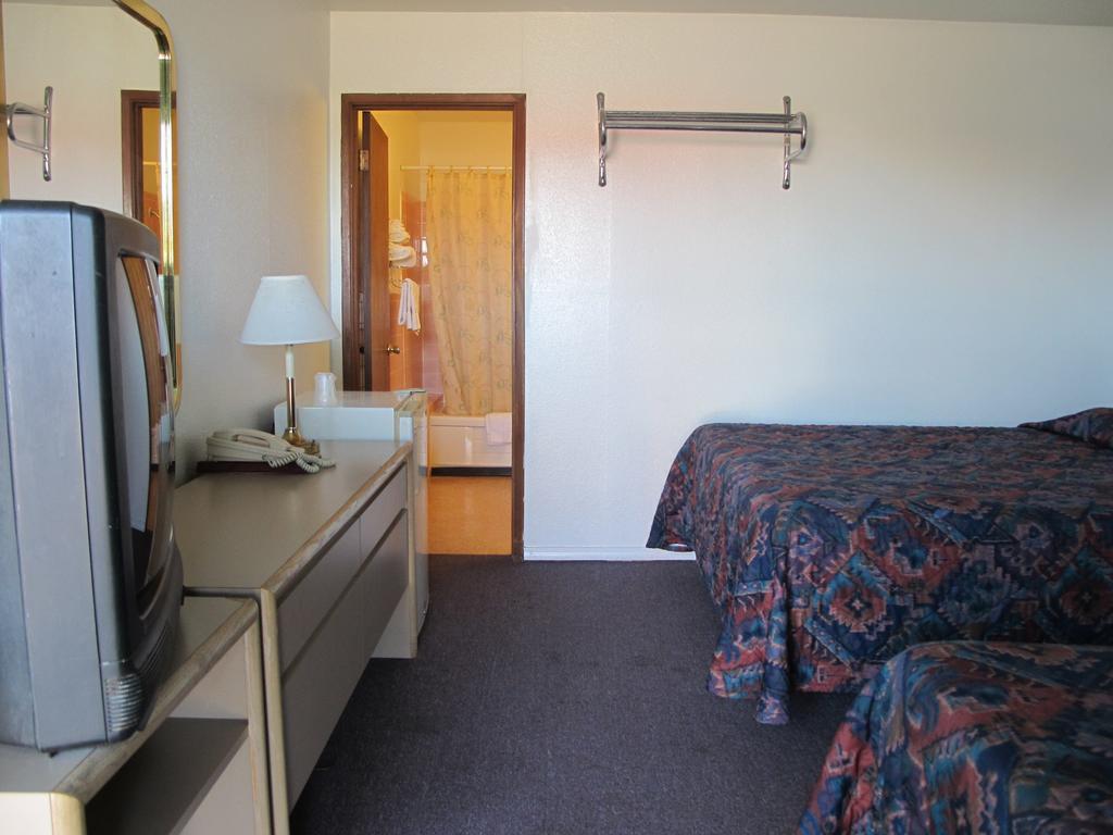 Economy Inn Ontario Phòng bức ảnh