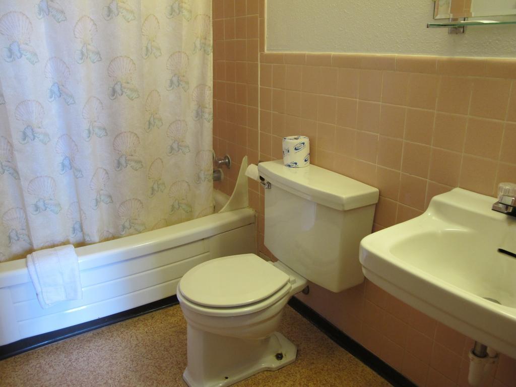 Economy Inn Ontario Phòng bức ảnh