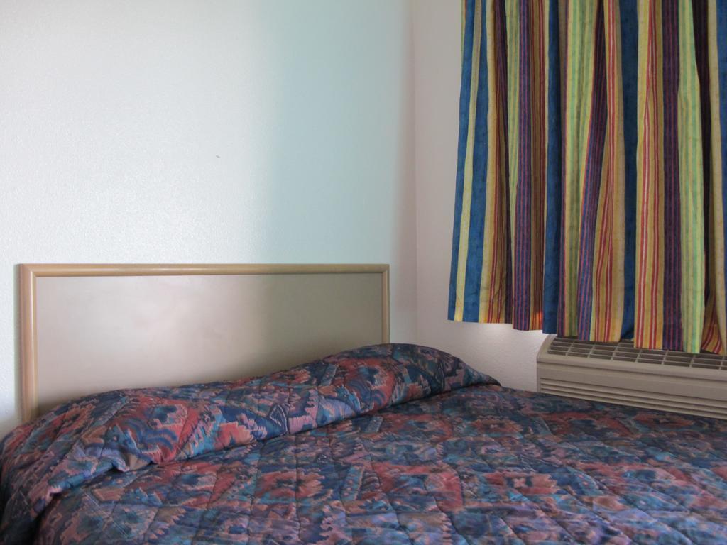 Economy Inn Ontario Phòng bức ảnh