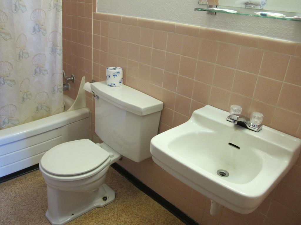 Economy Inn Ontario Phòng bức ảnh